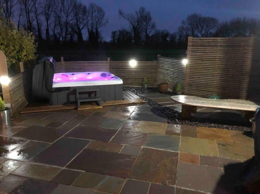 Moors Wood Relaxing ,Tranquil Retreat With Hot Tub Villa Chippenham  Exteriör bild