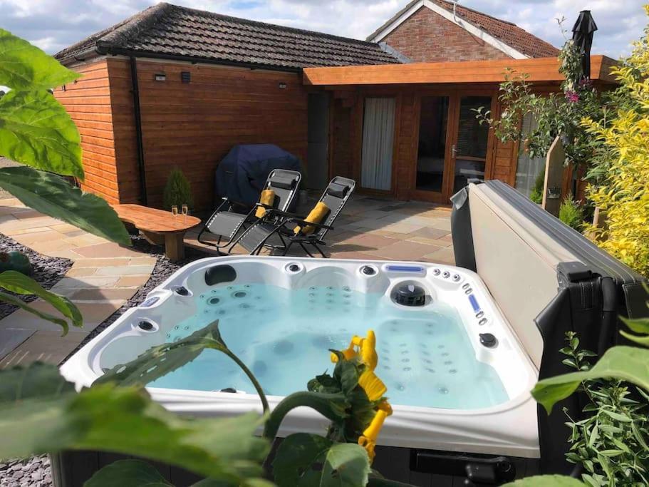Moors Wood Relaxing ,Tranquil Retreat With Hot Tub Villa Chippenham  Exteriör bild