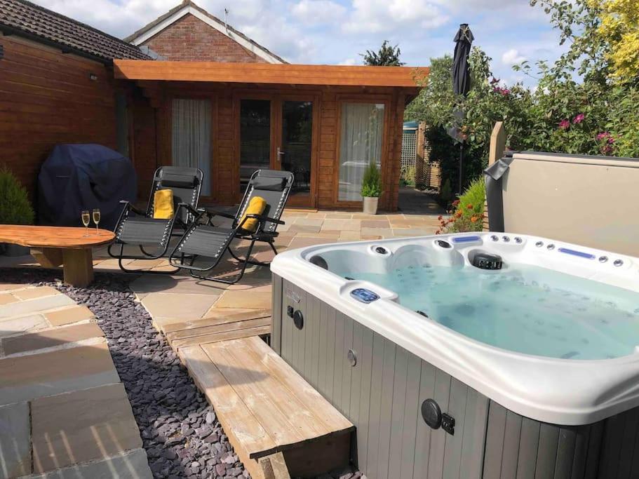 Moors Wood Relaxing ,Tranquil Retreat With Hot Tub Villa Chippenham  Exteriör bild